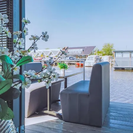 Meerparel - Havenlodge De Dam 船上ホテル 4*